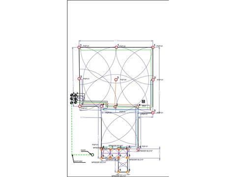 Öntözési tervrajz T alakú telekről: PGP-01 és PGP-04 rotoros fejek a sarkokon, MP800SR fúvókák az alsó szakaszon, színnel jelölt öntözőkörök és a vezérlőhöz futó szaggatott kábelnyomvonal